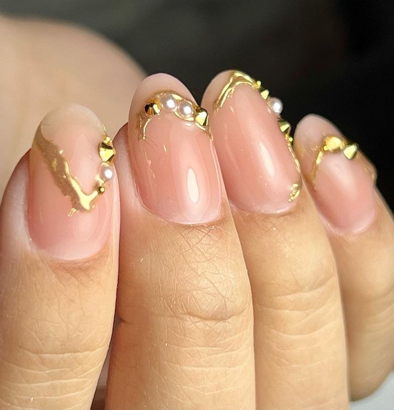 Fall Nails Gold-Accented Nude Nails alt